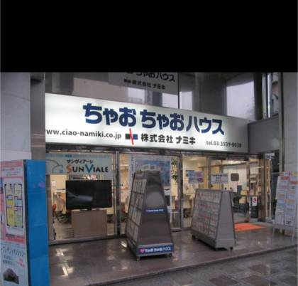 店舗の中にあるエレベータ―で地下へ