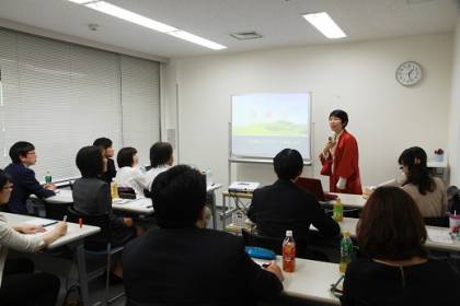 セミナーでは赤色の羽織着用で雰囲気UP